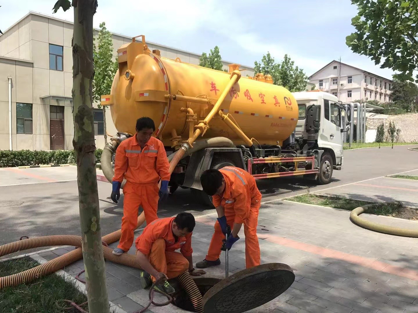 凤岗镇管道疏通车停在窨井附近