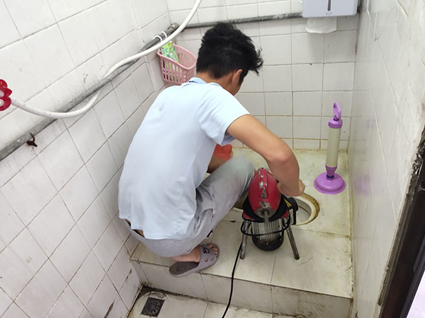 凤岗镇管道堵塞冒臭气 专业师傅现场解决问题