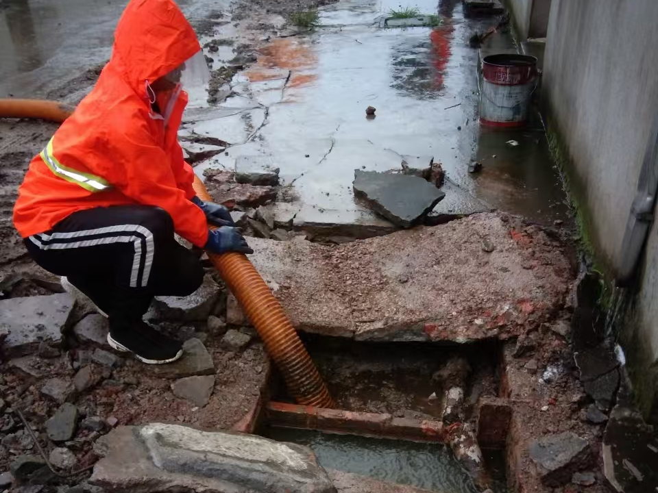 凤岗镇专业清理污水池 炜誉市政以规范流程守护城市 “肠道”